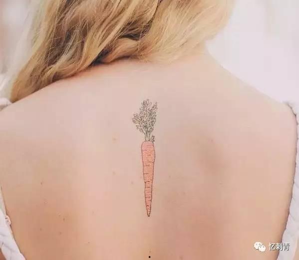 网红吃瓜纹身女孩